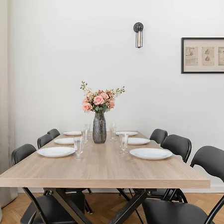 A Unique On The Market Square With A Balcony By Renters شقة *