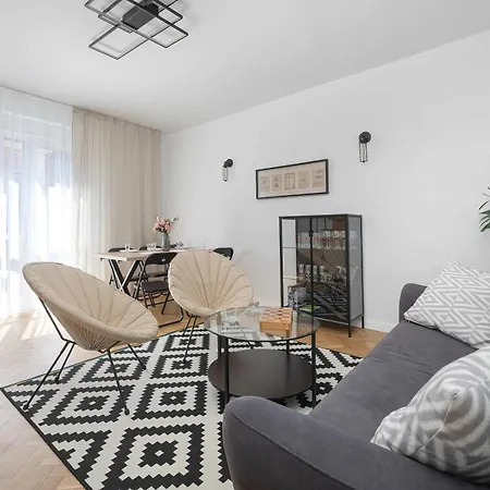 A Unique On The Market Square With A Balcony By Renters شقة