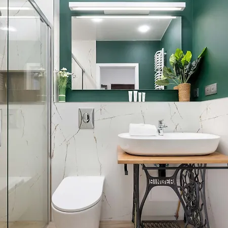 شقة A Unique On The Market Square With A Balcony By Renters فروتسواف